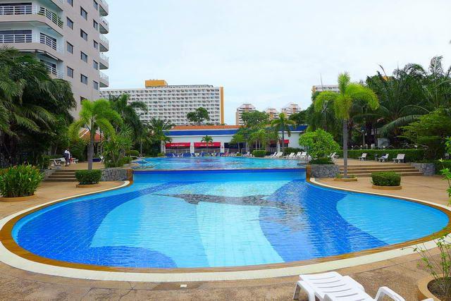 Condominium for sale Jomtien showing the communal pool Condominium for sale Jomtien showing the communal pool