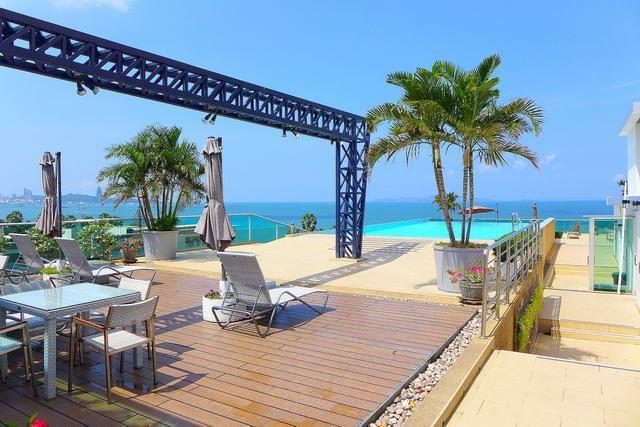Condominium for sale Wong Amat showing the pool deck Condominium for sale Wong Amat showing the pool deck