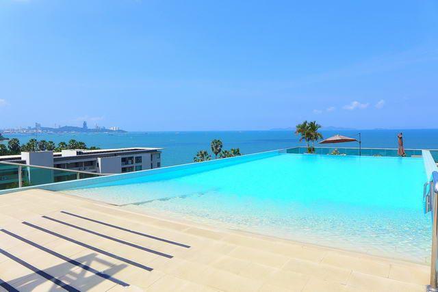 Condominium for sale Wong Amat showing the communal pool Condominium for sale Wong Amat showing the communal pool