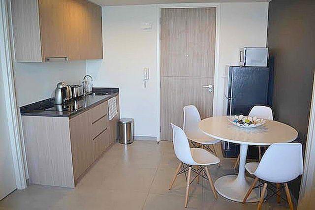 Condominium for sale South Pattaya showing the kitchen and dining areas Condominium for sale South Pattaya showing the kitchen and dining areas