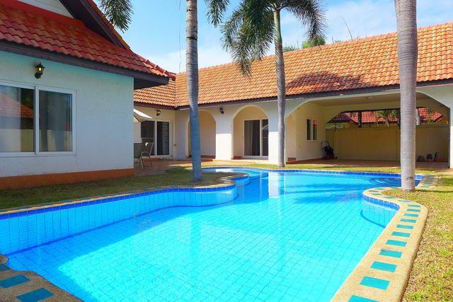 House for sale East Pattaya showing the house and pool House for sale East Pattaya showing the house and pool