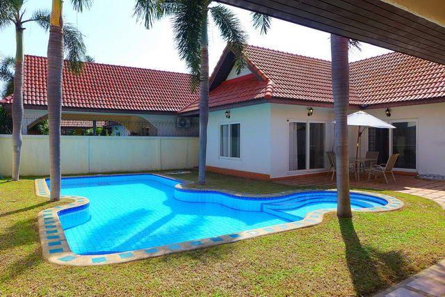 House for sale East Pattaya showing the house, pool and garden House for sale East Pattaya showing the house, pool and garden
