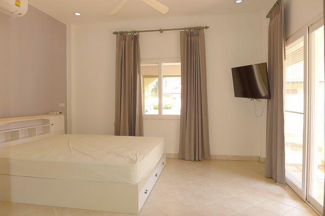 House for sale East Pattaya showing the master bedroom House for sale East Pattaya showing the master bedroom