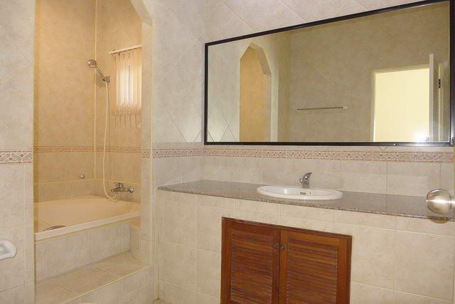 House for sale East Pattaya showing the master bathroom House for sale East Pattaya showing the master bathroom