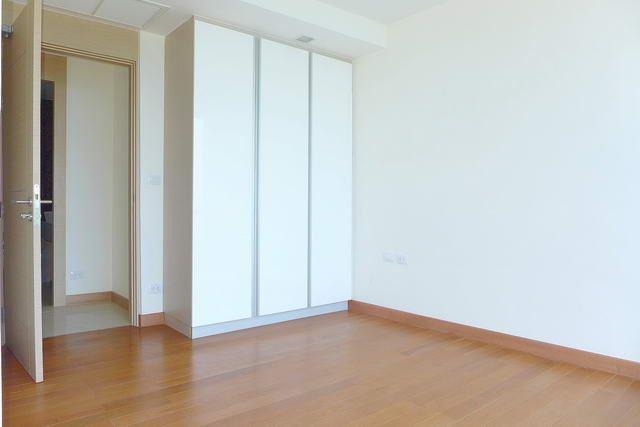 Condominium for sale Wong Amat showing the built-in wardrobes Condominium for sale Wong Amat showing the built-in wardrobes