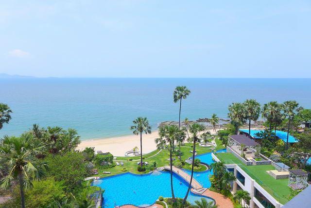 Condominium for sale Wong Amat showing the balcony view Condominium for sale Wong Amat showing the balcony view