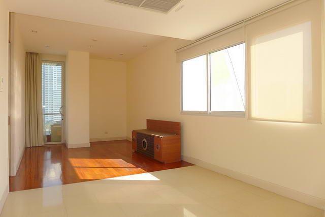 Condominium for sale Wong Amat showing the living area Condominium for sale Wong Amat showing the living area