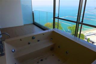Condominium for sale Wong Amat showing the balcony jacuzzi tub