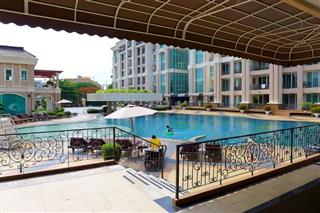Condominium for sale Central Pattaya showing the communal pool 