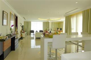 Condominium for sale Central Pattaya showing the large living area