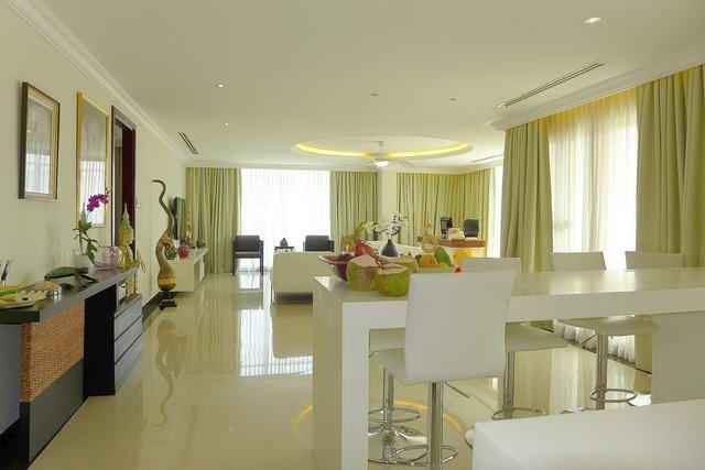 Condominium for sale Central Pattaya showing the large living area
