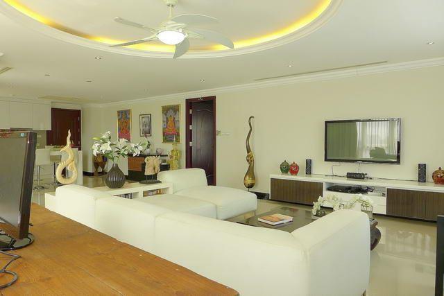 Condominium for sale Central Pattaya showing the living area