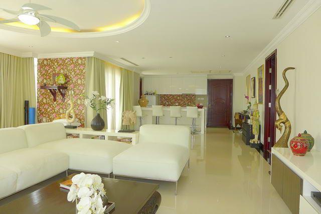 Condominium for sale Central Pattaya showing the living room area