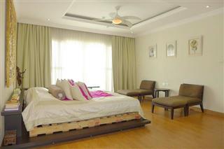 Condominium for sale Central Pattaya showing the master bedroom