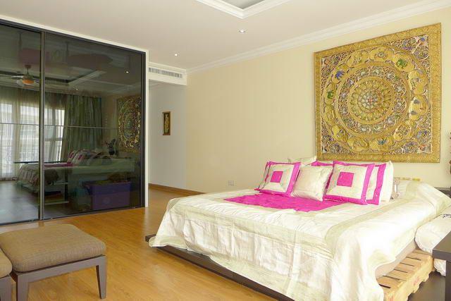 Condominium for sale Central Pattaya showing the master bedroom suite