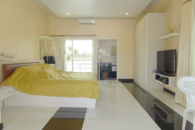 House for sale Huay Yai showing the master bedroom suite House for sale Huay Yai showing the master bedroom suite