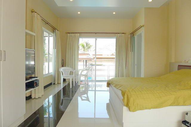 House for sale Huay Yai showing the master bedroom House for sale Huay Yai showing the master bedroom