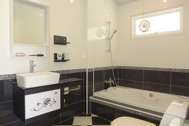 House for sale Huay Yai showing the master bathroom House for sale Huay Yai showing the master bathroom