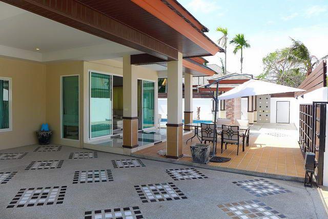 House for sale Huay Yai showing the covered carport House for sale Huay Yai showing the covered carport