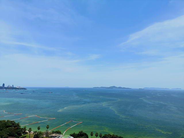 Condominium for sale Wong Amat showing the balcony view Condominium for sale Wong Amat showing the balcony view