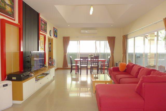 House for sale East Pattaya showing the living areas