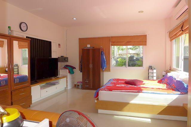 House for sale East Pattaya showing the master bedroom House for sale East Pattaya showing the master bedroom