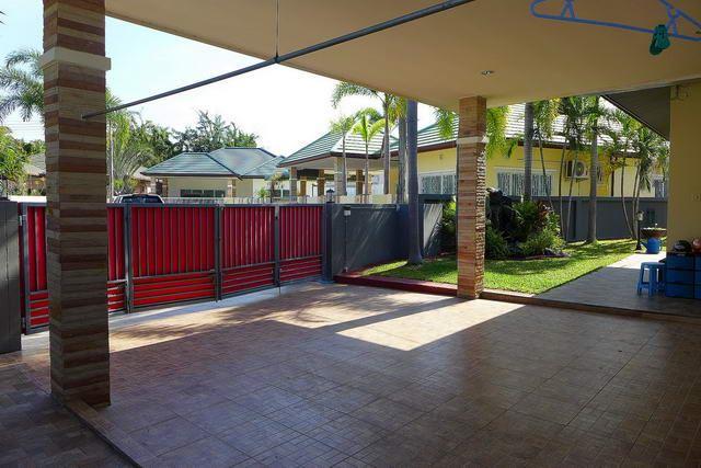 House for sale East Pattaya showing the carport House for sale East Pattaya showing the carport