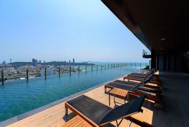 Condominium for sale Central Pattaya showing the communal pool 