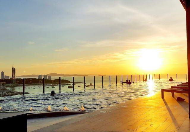 Condominium for sale Central Pattaya showing the balcony sunset Condominium for sale Central Pattaya showing the balcony sunset