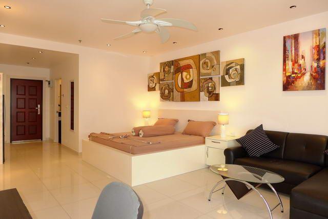 Condominium for sale Jomtien showing the living and sleeping areas Condominium for sale Jomtien showing the living and sleeping areas