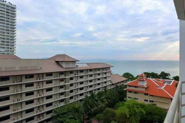 Condominium for sale Jomtien showing the balcony view Condominium for sale Jomtien showing the balcony view