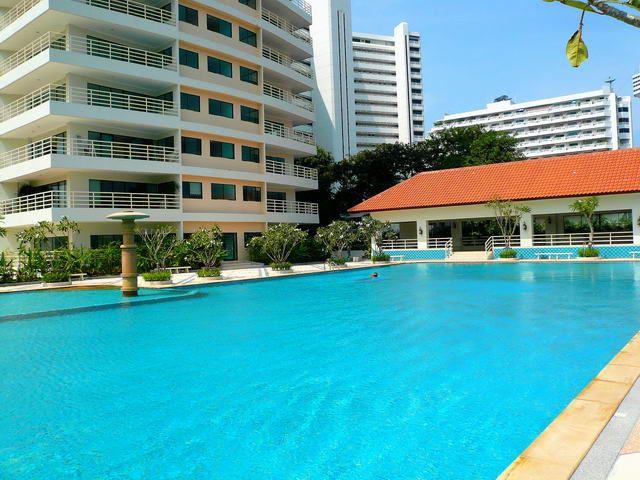 Condominium for sale Jomtien showing the communal pool Condominium for sale Jomtien showing the communal pool