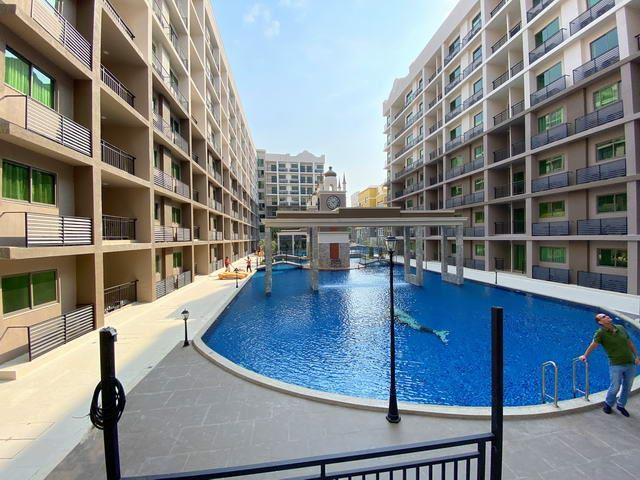 Condominium for sale South Pattaya showing the communal pool Condominium for sale South Pattaya showing the communal pool