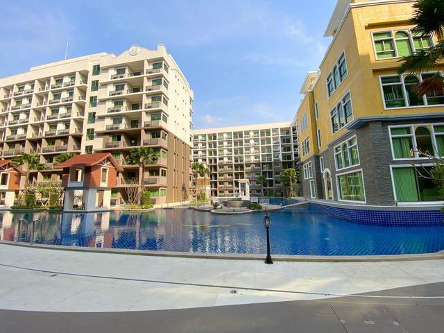 Condominium for sale South Pattaya showing the condo building and pool Condominium for sale South Pattaya showing the condo building and pool