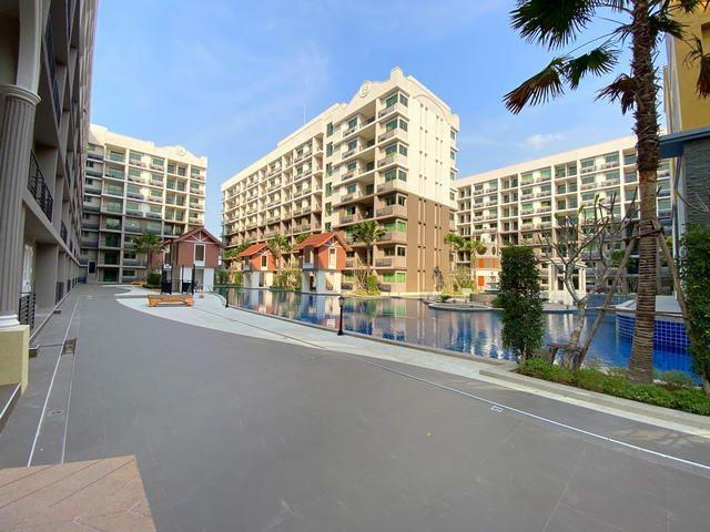 Condominium for sale South Pattaya showing the impressive entrance Condominium for sale South Pattaya showing the impressive entrance