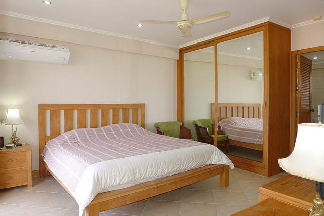 Condominium for sale Pratumnak Hill showing the master bedroom suite Condominium for sale Pratumnak Hill showing the master bedroom suite