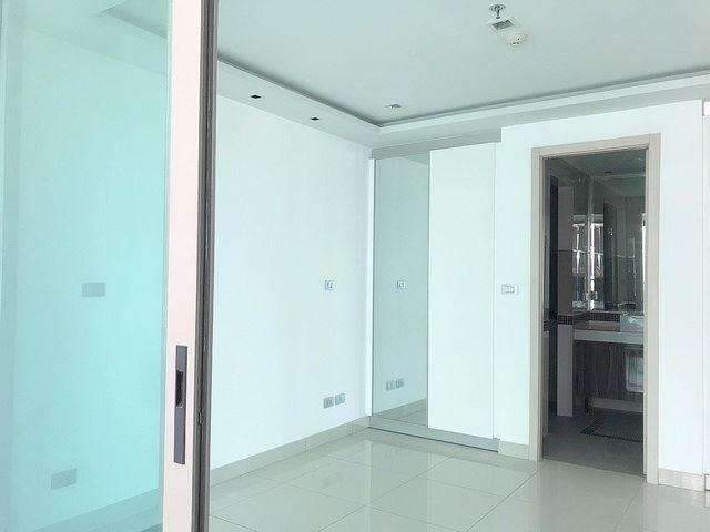 Condominium for sale Wong Amat showing the bedroom suite Condominium for sale Wong Amat showing the bedroom suite
