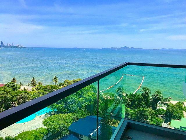 Condominium for sale Wong Amat showing the balcony view Condominium for sale Wong Amat showing the balcony view