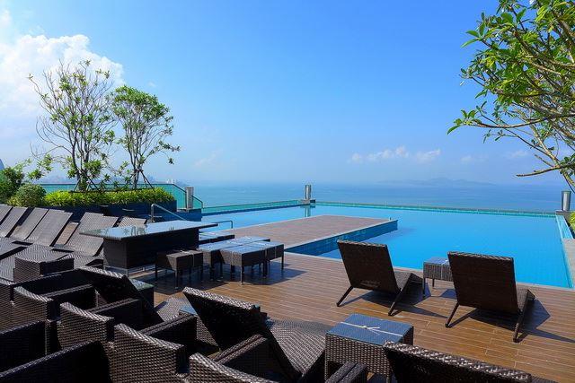 Condominium for sale Wong Amat showing the pool deck Condominium for sale Wong Amat showing the pool deck