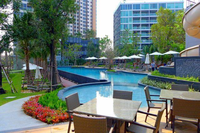 Condominium for sale South Pattaya showing the communal pool Condominium for sale South Pattaya showing the communal pool