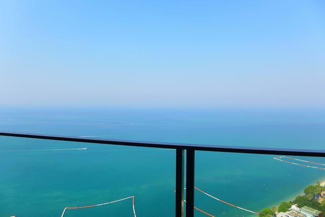 Condominium for sale Wong Amat showing the balcony view Condominium for sale Wong Amat showing the balcony view