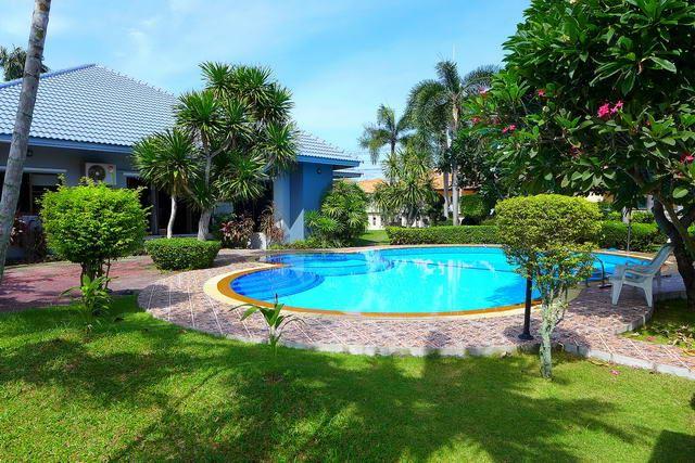 House for sale East Pattaya showing the house and pool House for sale East Pattaya showing the house and pool