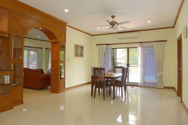 House for sale East Pattaya showing the dining area House for sale East Pattaya showing the dining area