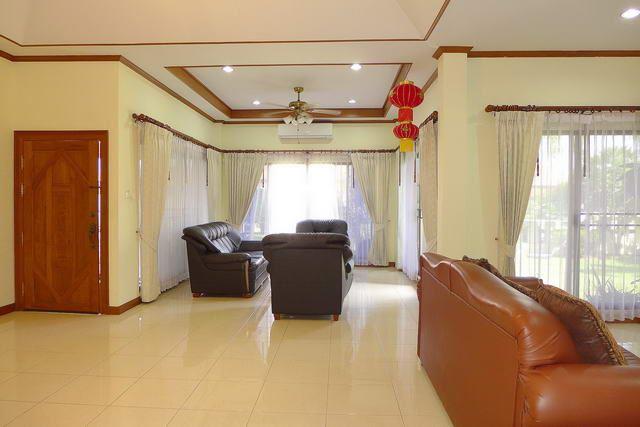 House for sale East Pattaya showing the 2 living areas House for sale East Pattaya showing the 2 living areas