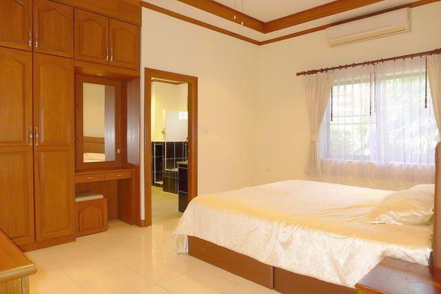 House for sale East Pattaya showing the master bedroom House for sale East Pattaya showing the master bedroom