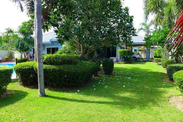House for sale East Pattaya showing the garden House for sale East Pattaya showing the garden