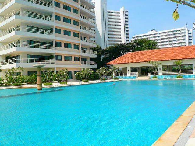 Condominium for sale Jomtien showing the communal pool Condominium for sale Jomtien showing the communal pool