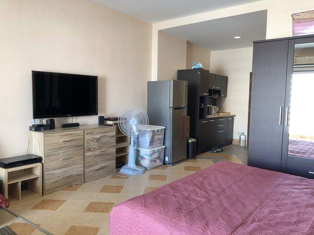 Condominium for sale Jomtien showing the kitchenette area Condominium for sale Jomtien showing the kitchenette area