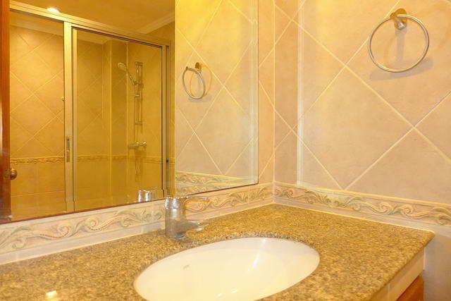 Condominium for sale Jomtien showing the bathroom Condominium for sale Jomtien showing the bathroom