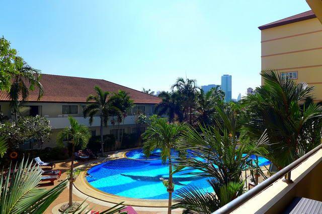 Condominium for sale Jomtien showing the pool view Condominium for sale Jomtien showing the pool view